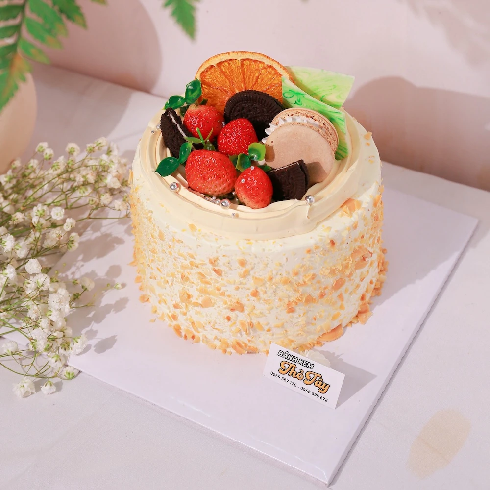 Mẫu bánh kem bắp decor dâu tây