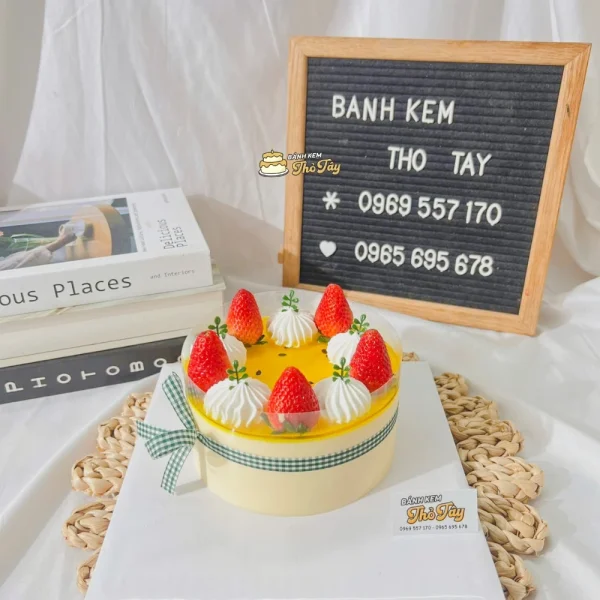 Bánh mousse trang trí dâu tây