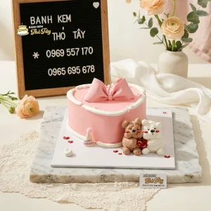Bánh kem màu hồng hình trái tim