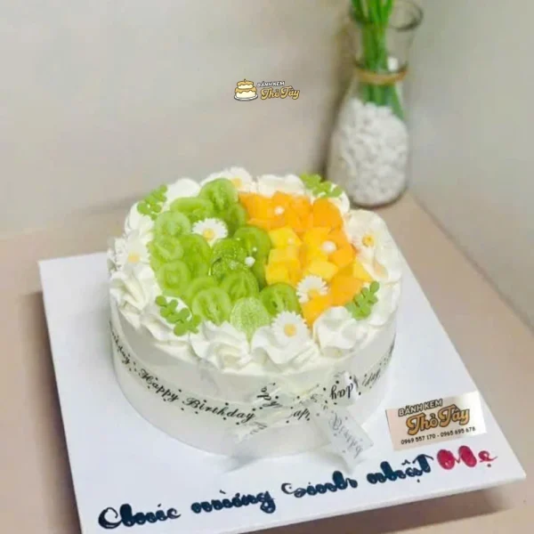 Bánh kem trang trí hoa quả tươi