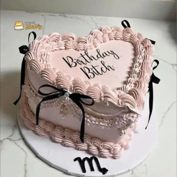 Bánh kem màu hồng hình trái tim