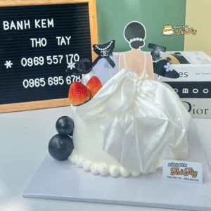 Bánh kem cô gái mặc đầm