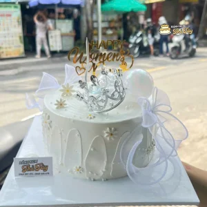 Bánh kem hoa cúc đính vương miện nhỏ