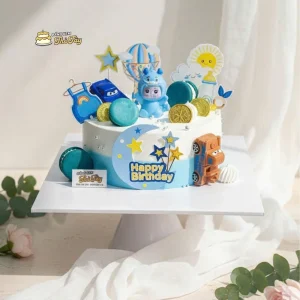 Bánh sinh nhật thôi nôi bé trai Mẫu bánh được thiết kế đáng yêu với tone xanh – trắng nhẹ nhàng, họa tiết ngộ nghĩnh phù hợp cho bé tròn 1 tuổi. Bánh mang ý nghĩa chúc mừng bé lớn khôn, khỏe mạnh, hay ăn chóng lớn và gặp nhiều may mắn trong chặng đường đầu đời. Cốt bánh mềm mịn, kem ngọt dịu, an toàn và dễ ăn – lựa chọn hoàn hảo cho buổi tiệc thôi nôi ấm áp, trọn vẹn yêu thương của gia đình.
