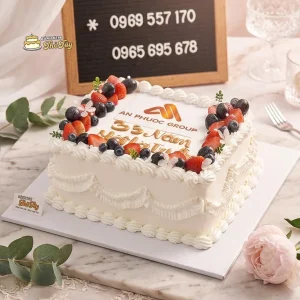 Bánh kem cao cấp tone trắng trái cây