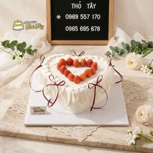 Bánh kem dâu tây trang trí viền nơ đỏ
