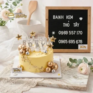 Bánh kem màu vàng sinh nhật